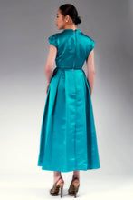 Load image into Gallery viewer, Blue dress.
Blue smocked dress.
Midi dress